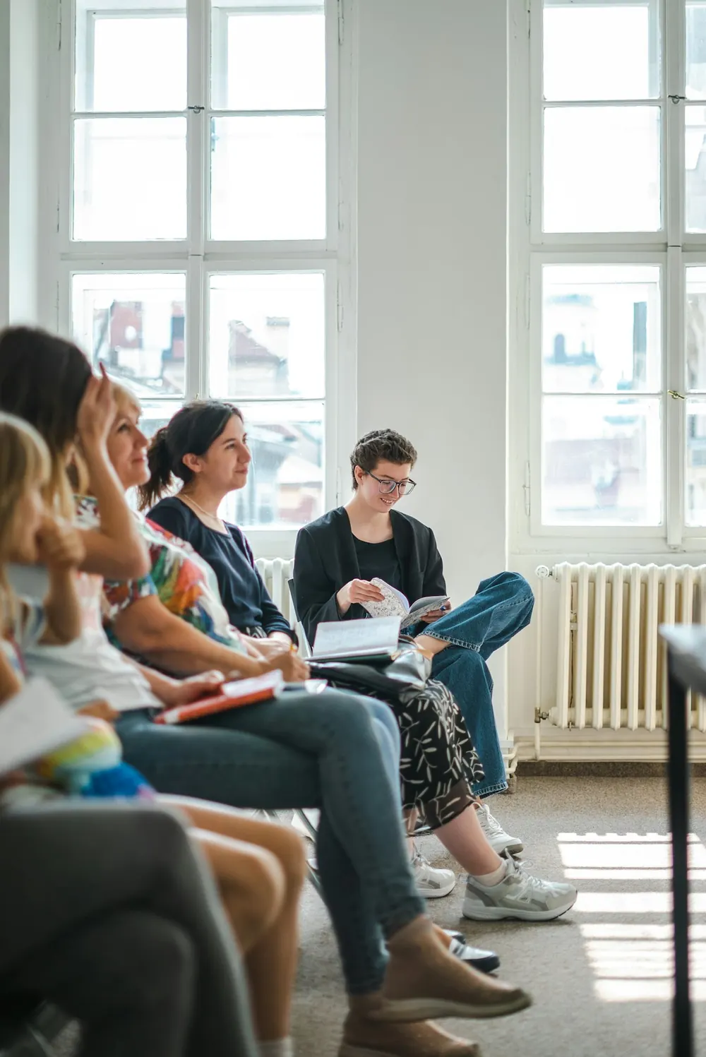 Grupo de pessoas sentadas em roda durante um encontro de grupoterapia
